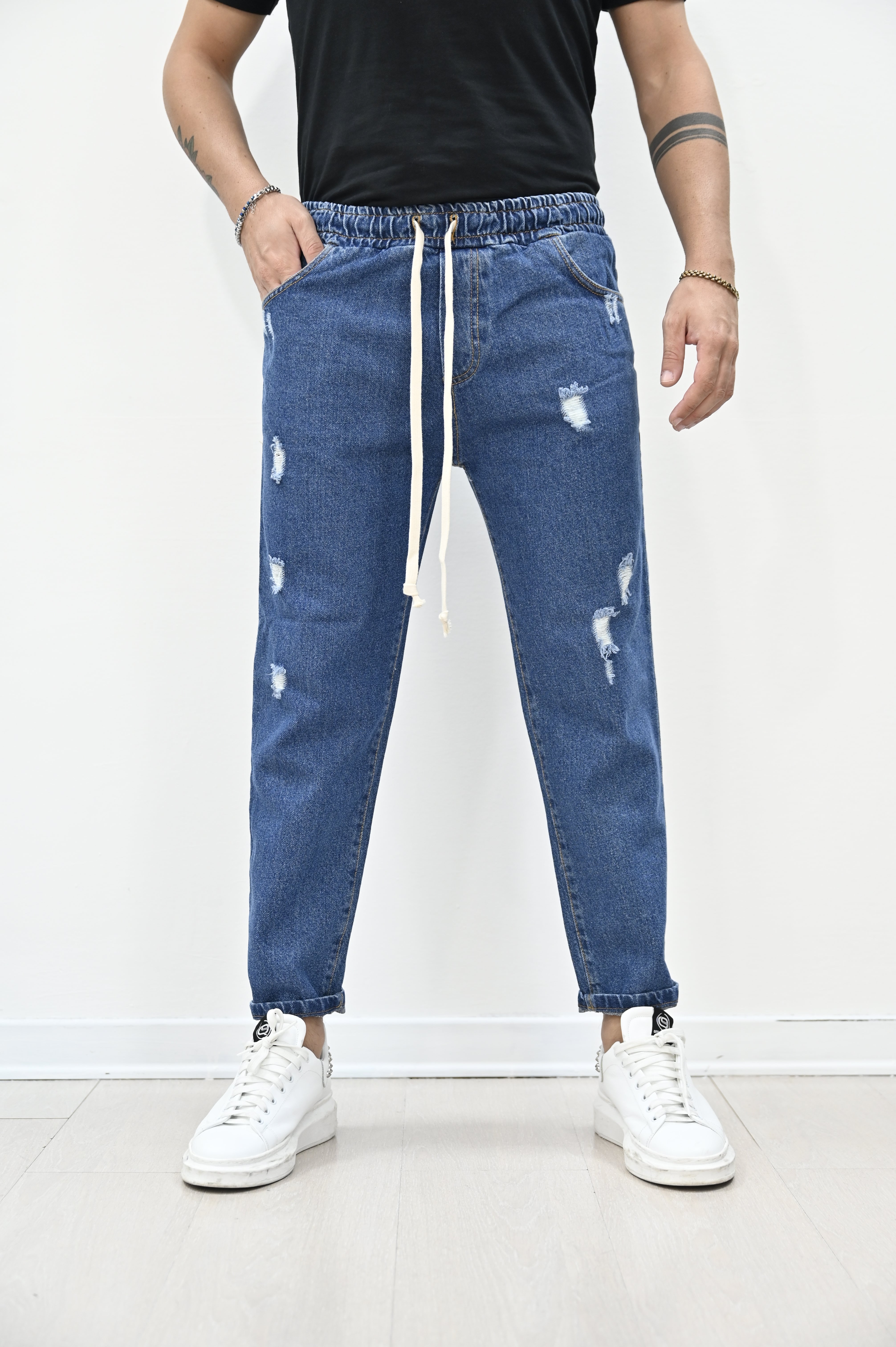 Jeans jogger scuro con rotture