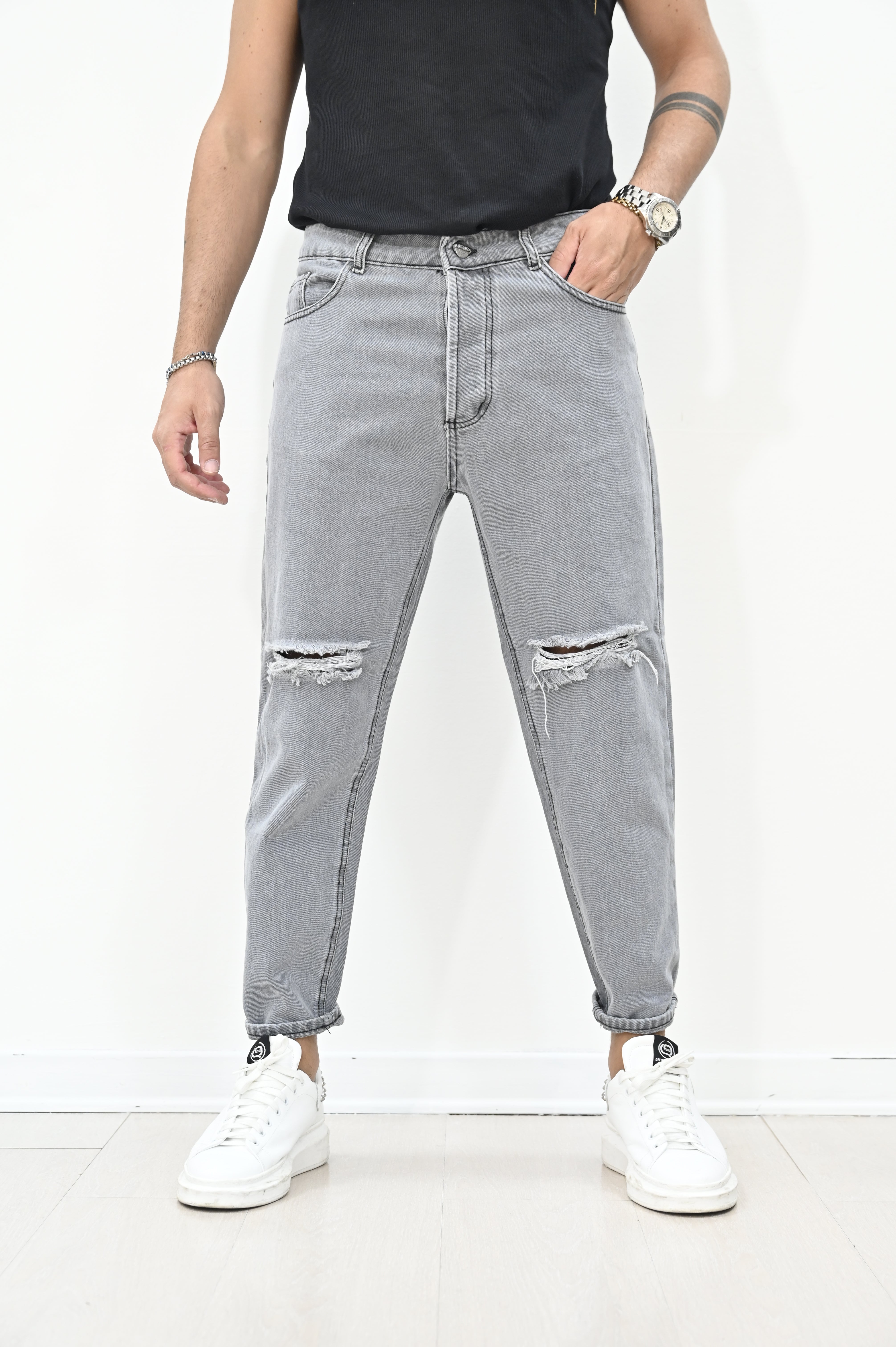 Jeans grigio con rotture