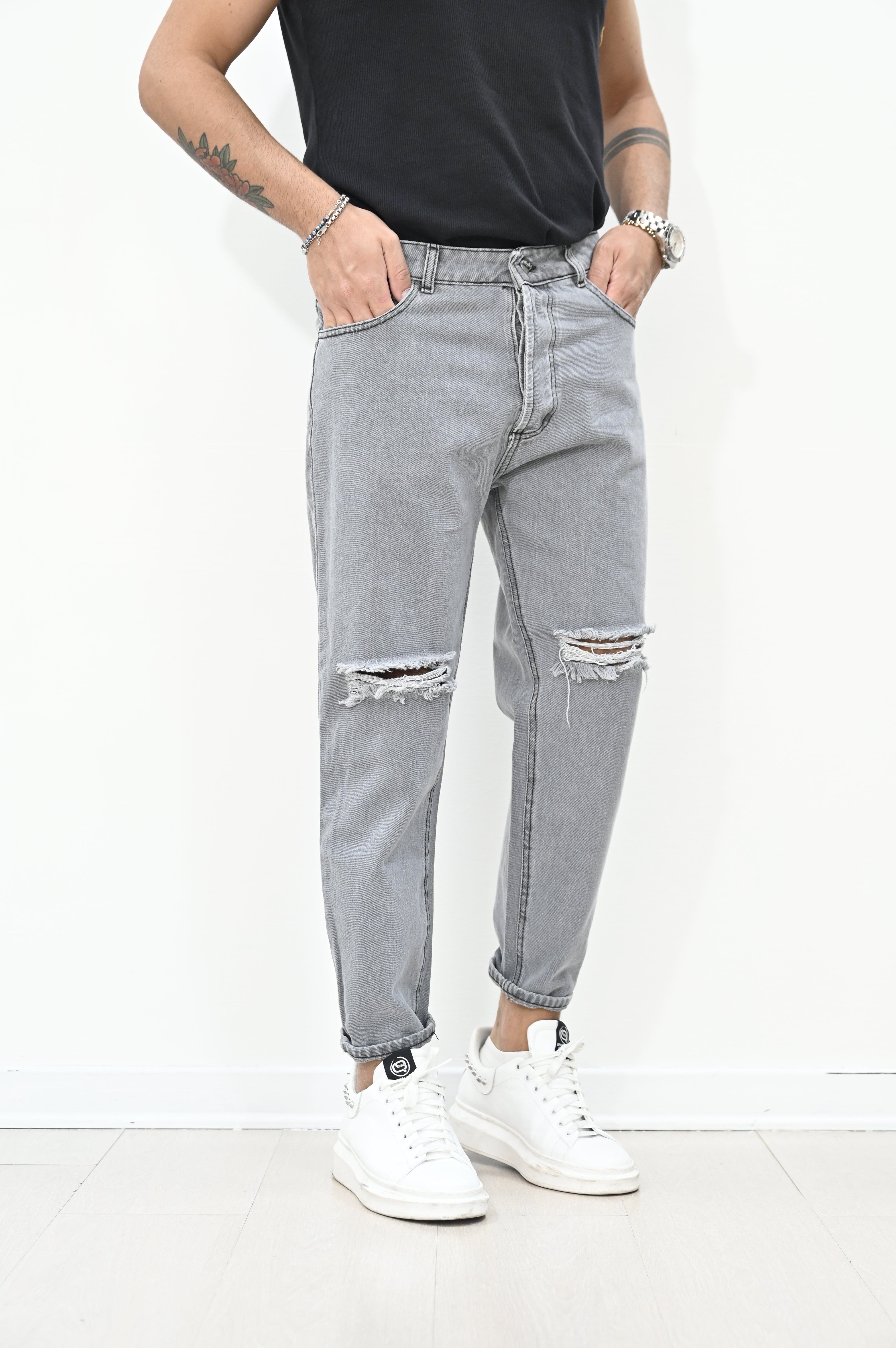 Jeans grigio con rotture